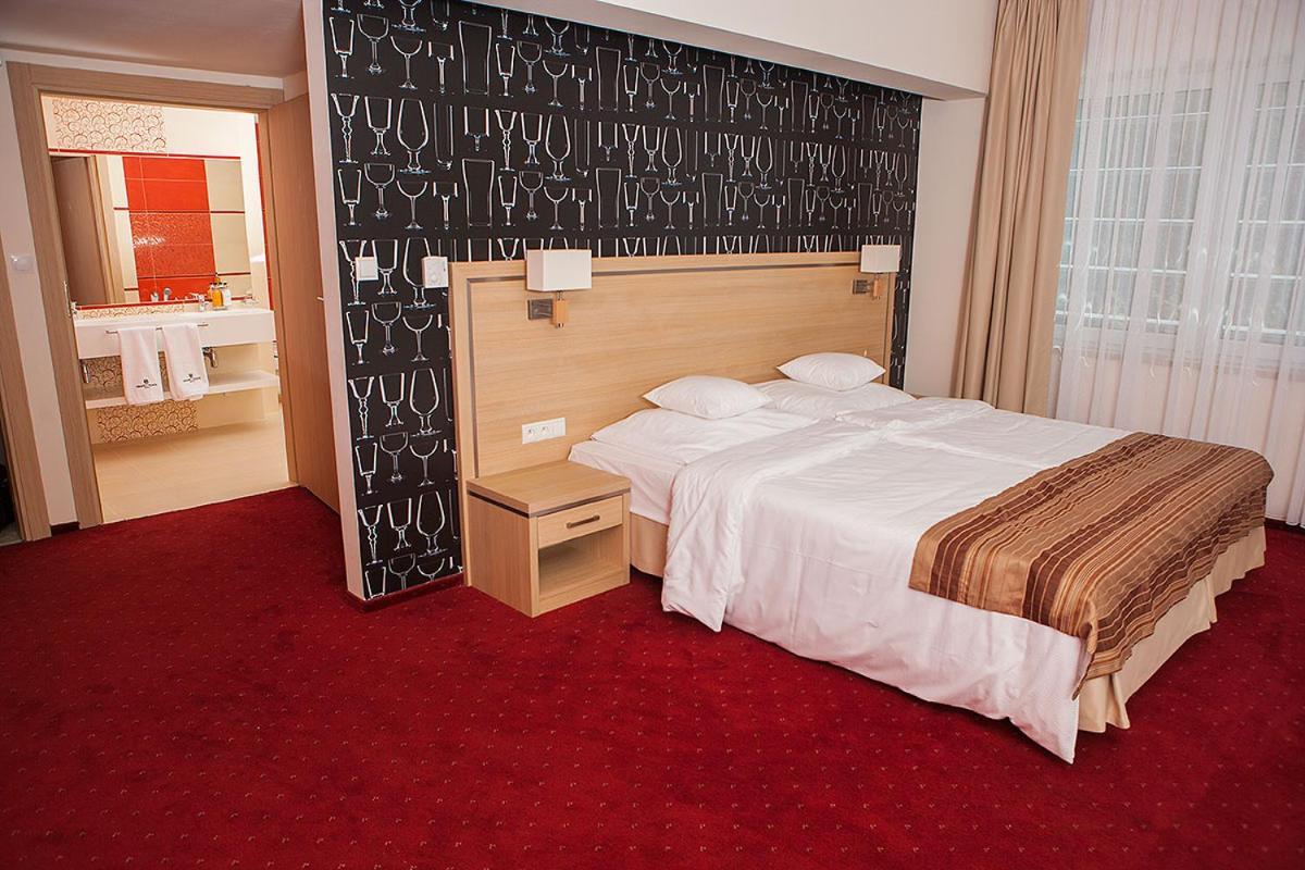 Grape Town Hotel - Park79 Зелена Гура Екстер'єр фото