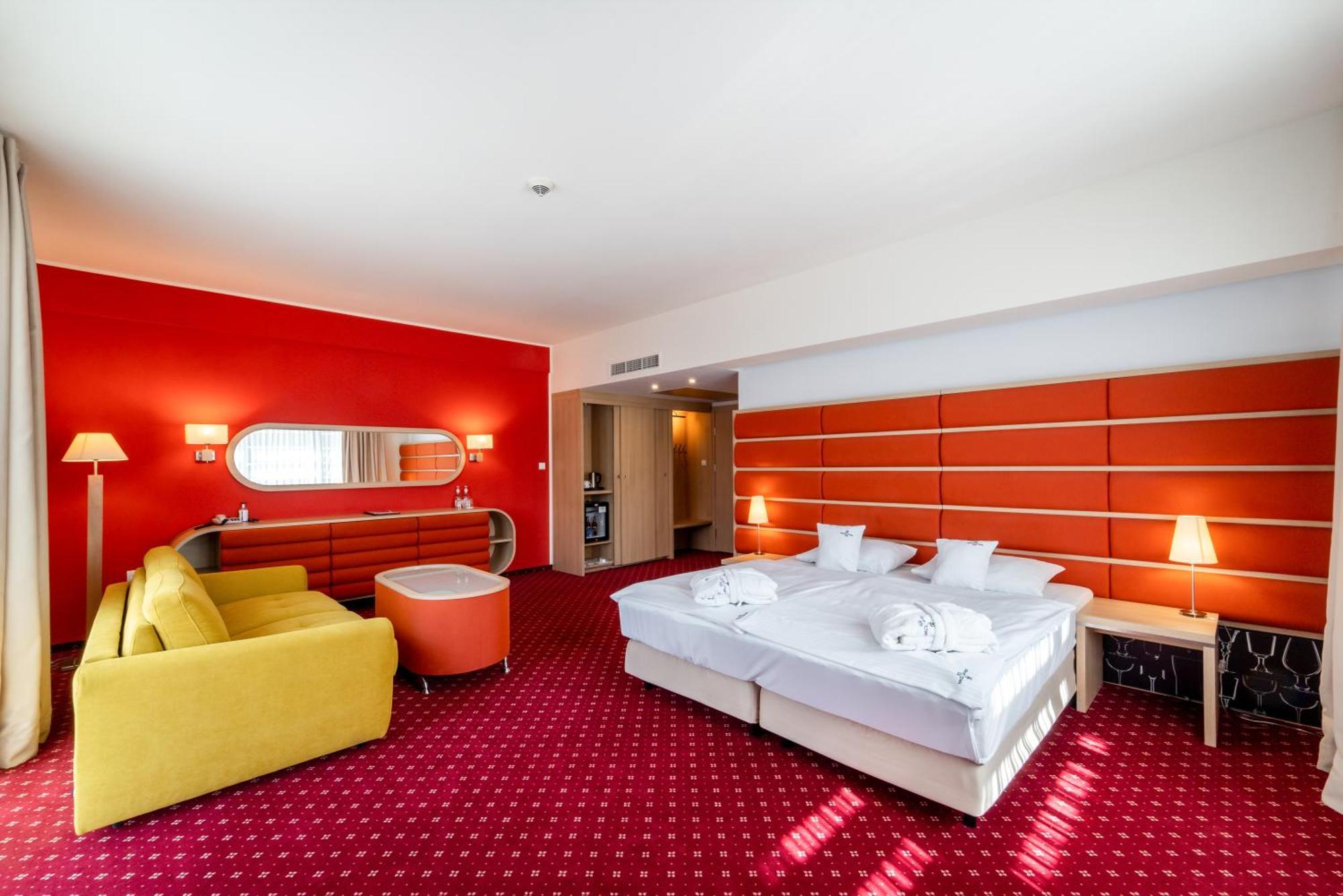 Grape Town Hotel - Park79 Зелена Гура Екстер'єр фото