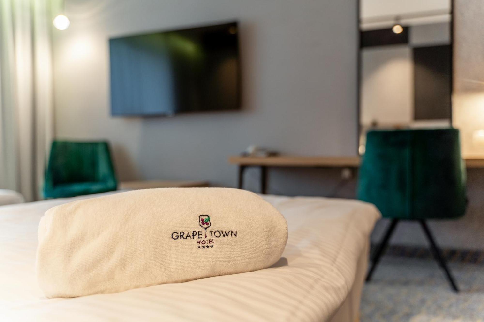 Grape Town Hotel - Park79 Зелена Гура Екстер'єр фото