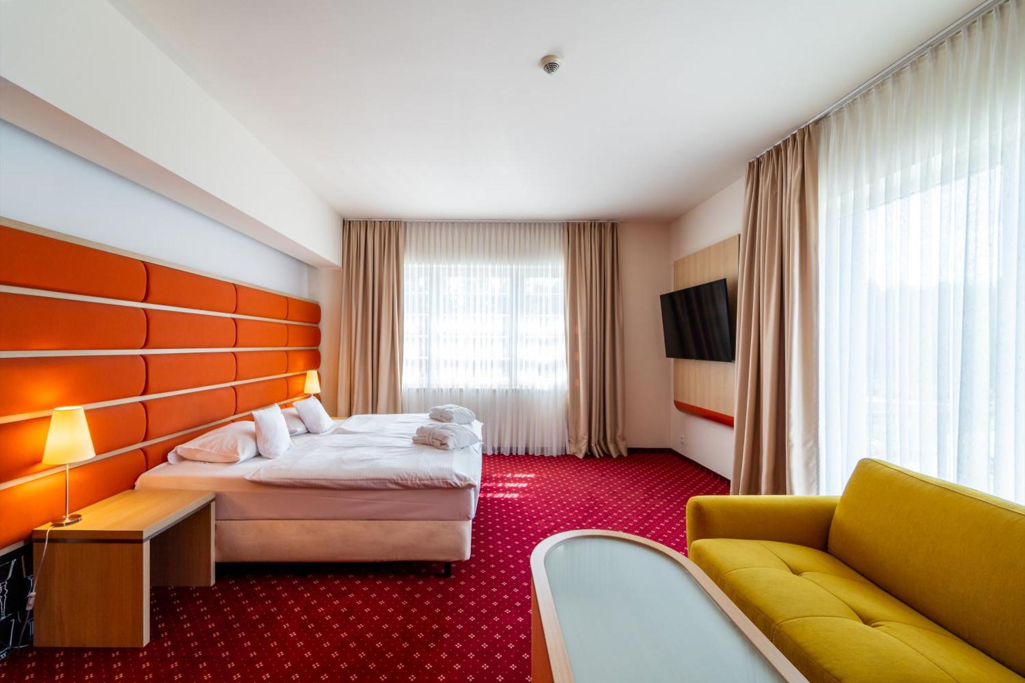 Grape Town Hotel - Park79 Зелена Гура Екстер'єр фото