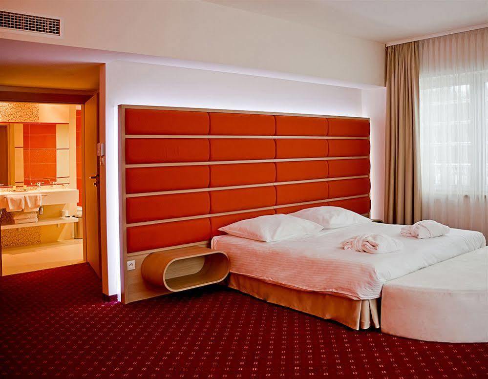 Grape Town Hotel - Park79 Зелена Гура Екстер'єр фото